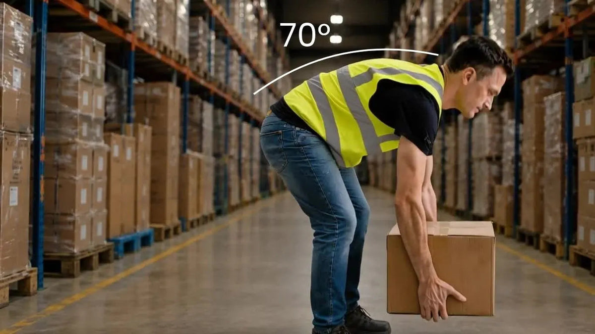 Personne portant le gilet API et se penchant vers un carton